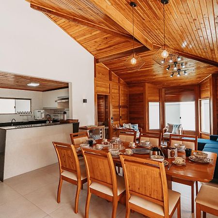 Casadecastelhanos: Beachfront Suites with Pool and Gourmet Kitchen Anchieta  Exterior photo